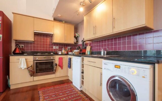 Spacious 2BR Home in Surrey Quays W/terrace