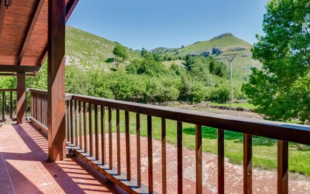 Rustic Holiday Home in Merilla with Valley View