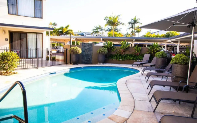 2 Bedroom Renovated Townhouse, Walk to Noosa River
