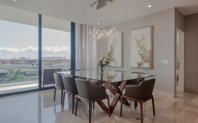 Luxury Penthouse with Hot Tub & Rooftop