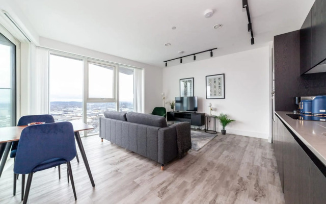Sky-high North Acton Apartment