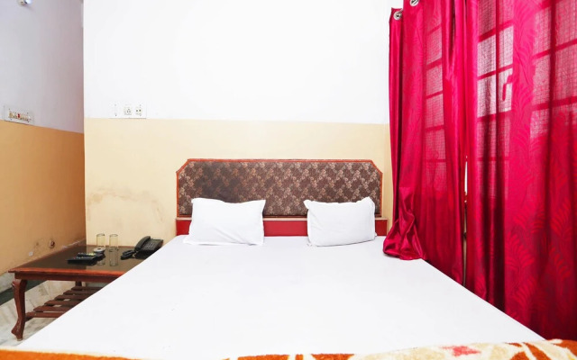 SPOT ON 45472 Hotel Savitri