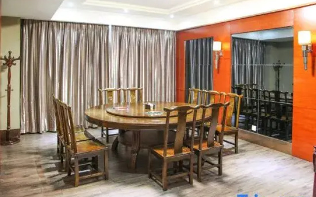 Tianshang Renjian Hotel (Yueyang Food Street)