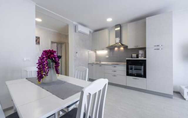 Stane - Modern & Fully Equipped - A3