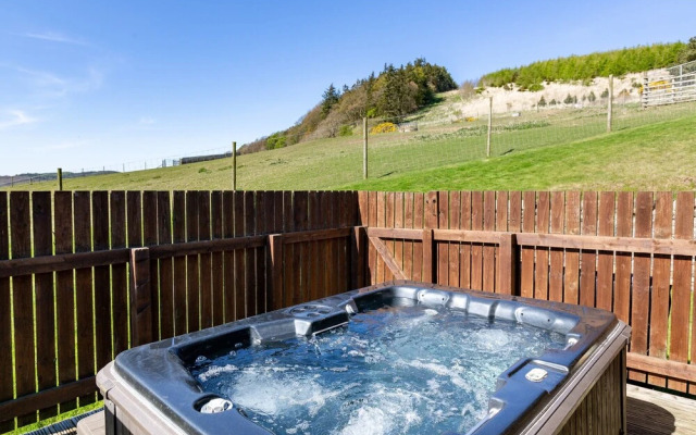Woodpecker Lodge With Hot Tub Near Cupar, Fife