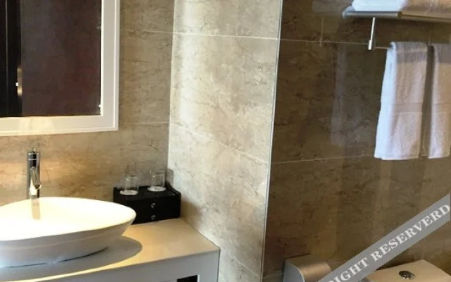Yiqing Holiday Hotel