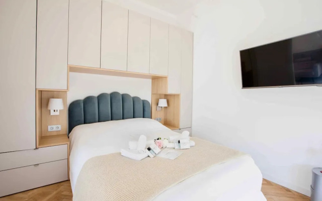 Le Magenta in Nice With 1 Bedrooms and 1 Bathrooms