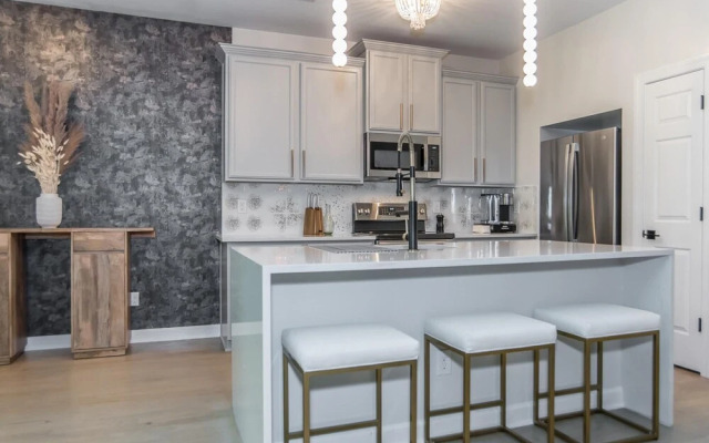 Luxury Three Bedroom Townhome Near Cary