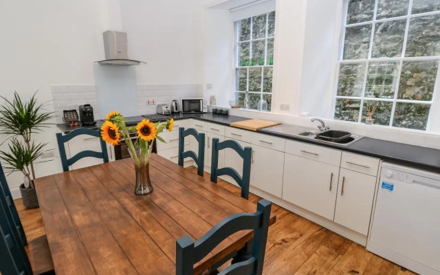 2 Regent Mews