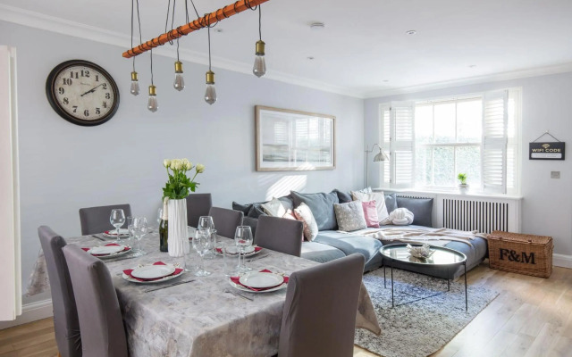 Spacious 4-bedroom mews house with private garage