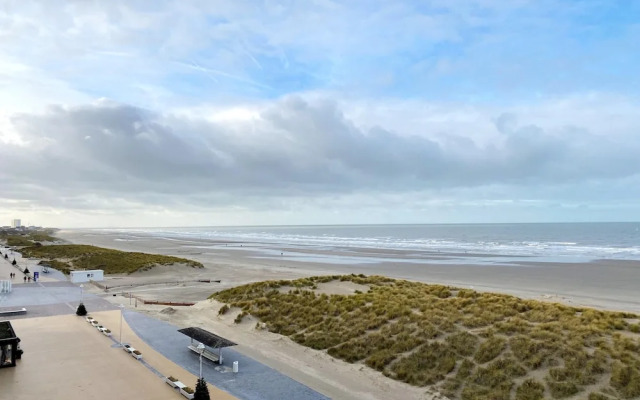 Sea Wall Retreat With Views