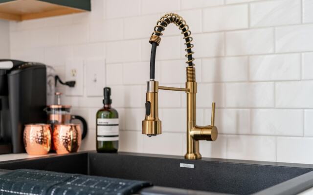 NEW Luxe Pet Friendly Free Parking Downtown