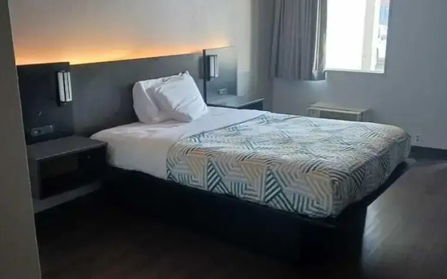 Hotel 465 by Regency Inn & Suites