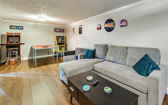 Lake Days & Fireside Nights! Updated Burnside Home