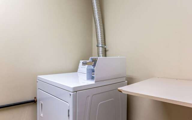 Econo Lodge Inn & Suites Evansville