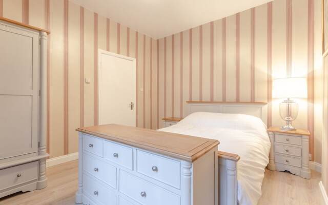 British Pad Near Earl's Court, Kens. & Hyde Park