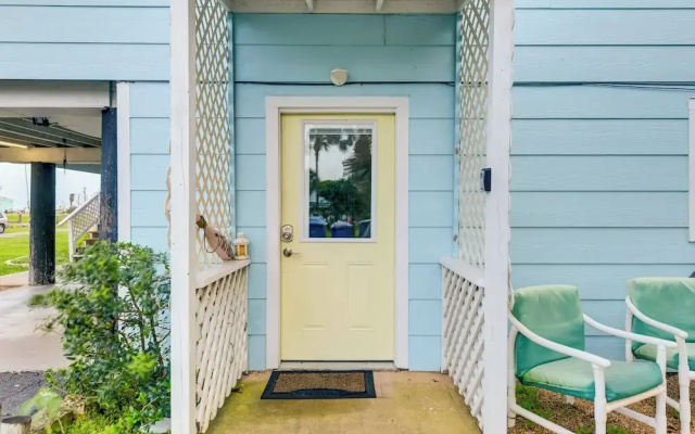 2 Blocks to Bay: Cabana Breeze' Rockport Rental!