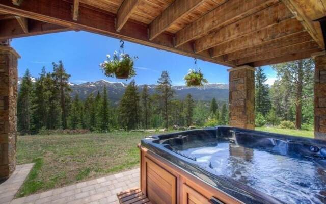 Rounds Retreat 4 Bedroom Home by RedAwning