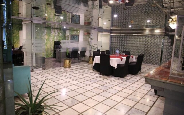 Hotel de Papae Intl