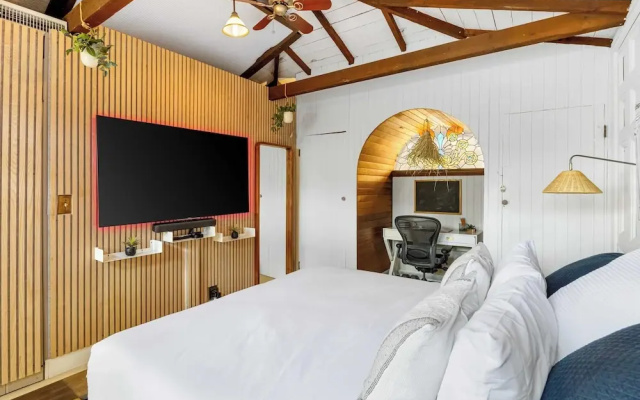 Chic LA Hideaway w/ Soaking Tub, Firepit Lounge & Tranquil Backyard