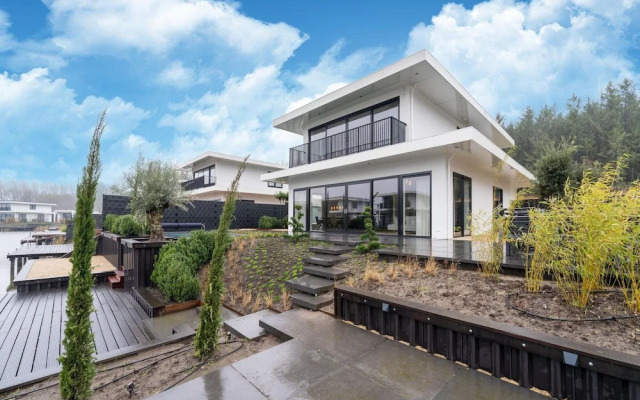 Beautiful Water Villa Near Harderwijk