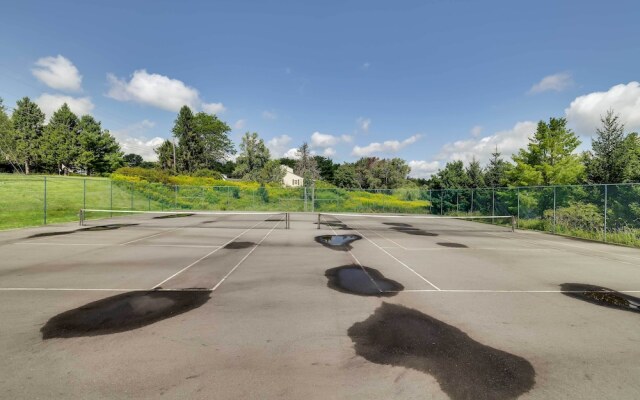 Traditional Blakeslee Chalet: Deck & Lake Access!