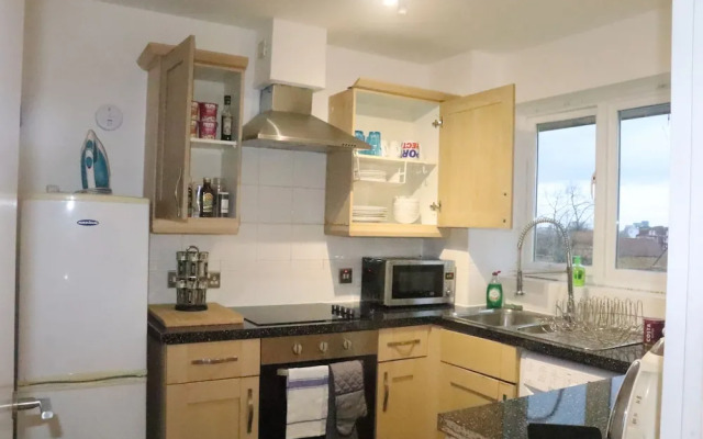 Skyline Haven Modern 2BR w/ Free Parking & 4kTV