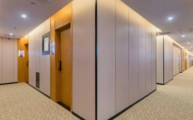 Super 8 Hotel (Wudaokou subway station, Beijing)