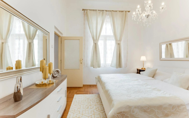 Old Town Royal Apartment With Giant Terrace