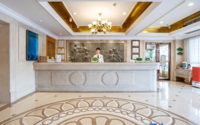 Vienna Classic Hotel (Guangzhou Baiyun International Airport Longgui Subway Station)