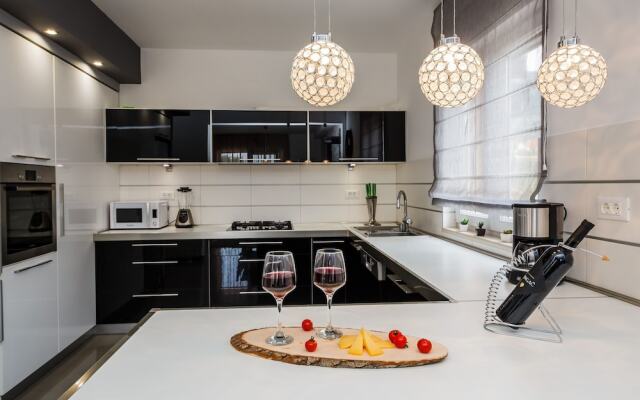 Luxury Secluded Villa w. Pool, Jacuzzi and Garden