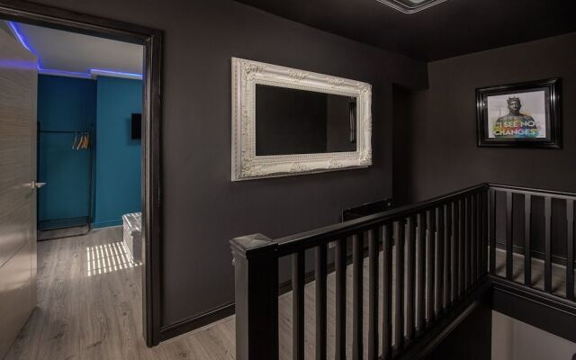 Town View Apartment by Sasco