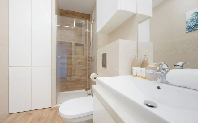 Apartment With Parking by Renters