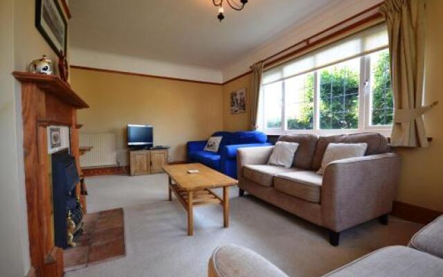 4 Brooks Close