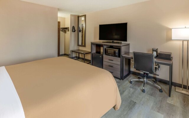 Super 8 by Wyndham Laredo