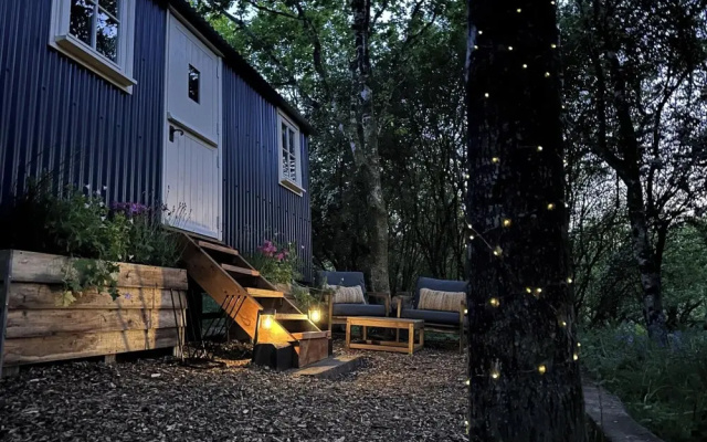 Shepherd's Hut - Sleeps 2 - Pet Friendly - Parking