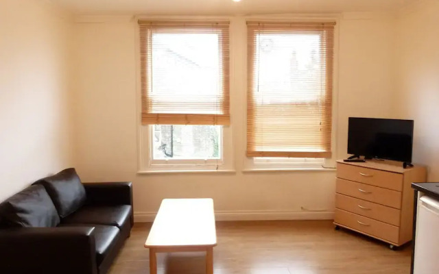 SS Property Hub - Family Apartment in Kensington
