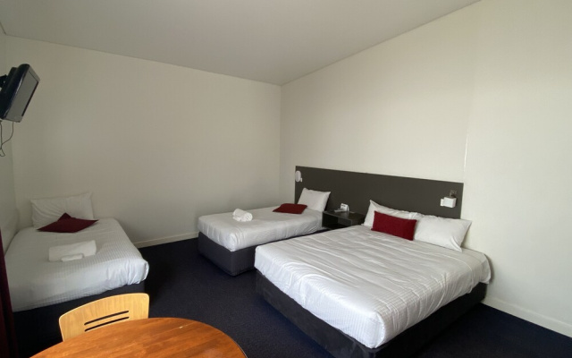 Country Roads Motor Inn