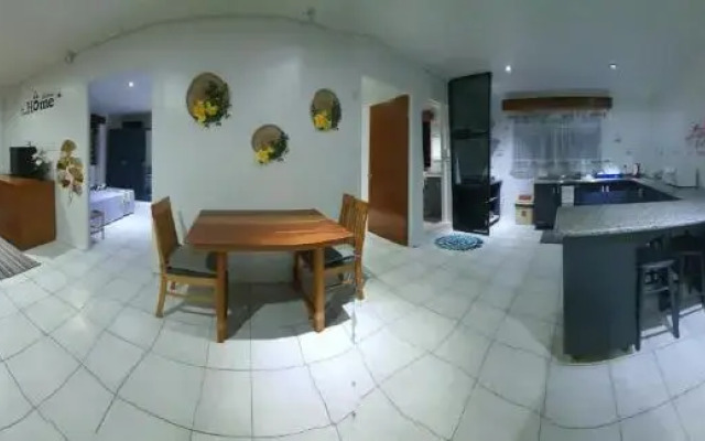Cosy 2 bedroom unit with pool,Wifi parking