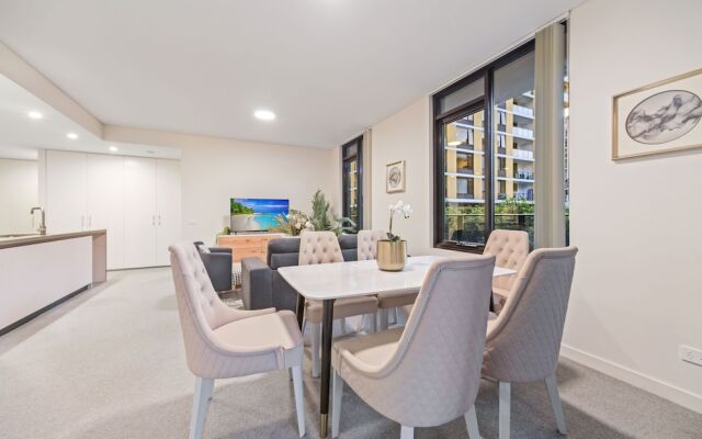 HomeHotel-Stylish Apt next to Train & Westfield