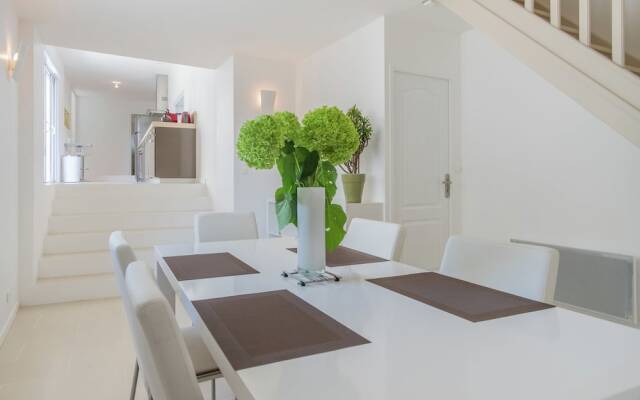 Luxury Holiday Home With Lawn in Beaumont-en-véron Near Chinon