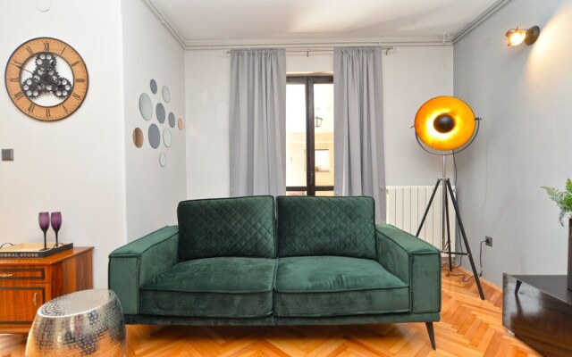 Apartment 843