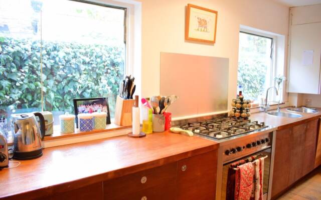 1 Bedroom Home With Private Garden in Barons Court