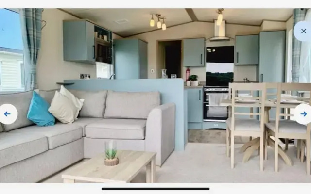 Stunning River View 2 Bedroom Caravan With Decking