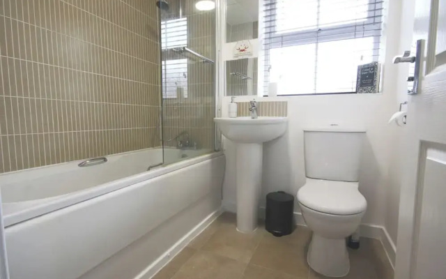 Modern 4 Bed Townhouse with Parking