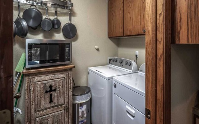 Midtown Riverfront 1, 2 Bedrooms, Hot Tub, Sleeps 6