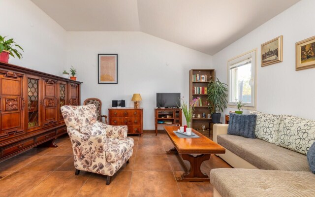 Nice Home in Valbandon with Hot Tub, WiFi & 2 Bedrooms