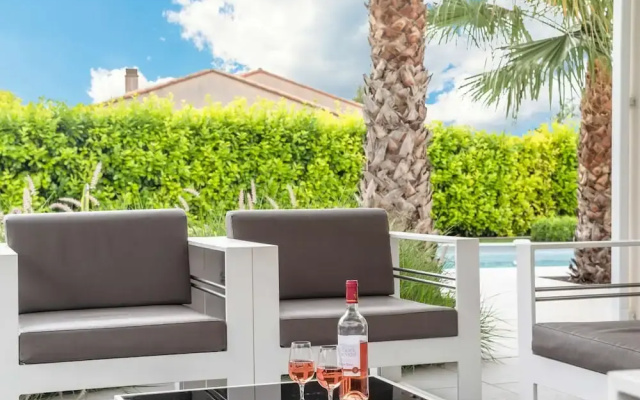Luxurious Villa in Saint Genies de Fontedit With Heated Pool