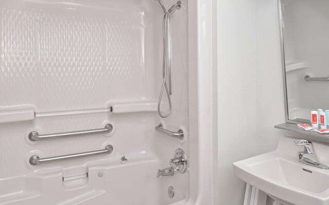Econo Lodge Inn & Suites