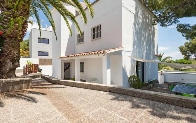 Moderna villa con piscina y amplio jardín